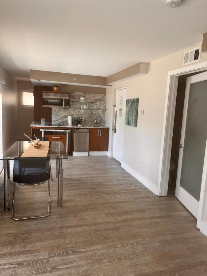 Suites At The Strand On Ocean Drive Маямі-Біч Екстер'єр фото