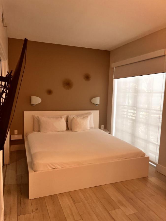 Suites At The Strand On Ocean Drive Маямі-Біч Екстер'єр фото