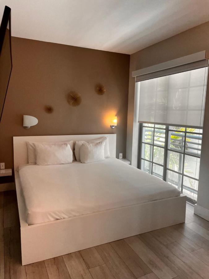 Suites At The Strand On Ocean Drive Маямі-Біч Екстер'єр фото