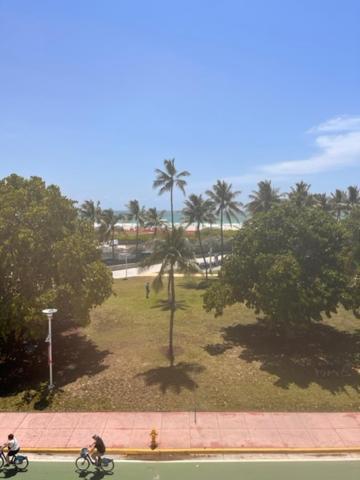 Suites At The Strand On Ocean Drive Маямі-Біч Екстер'єр фото